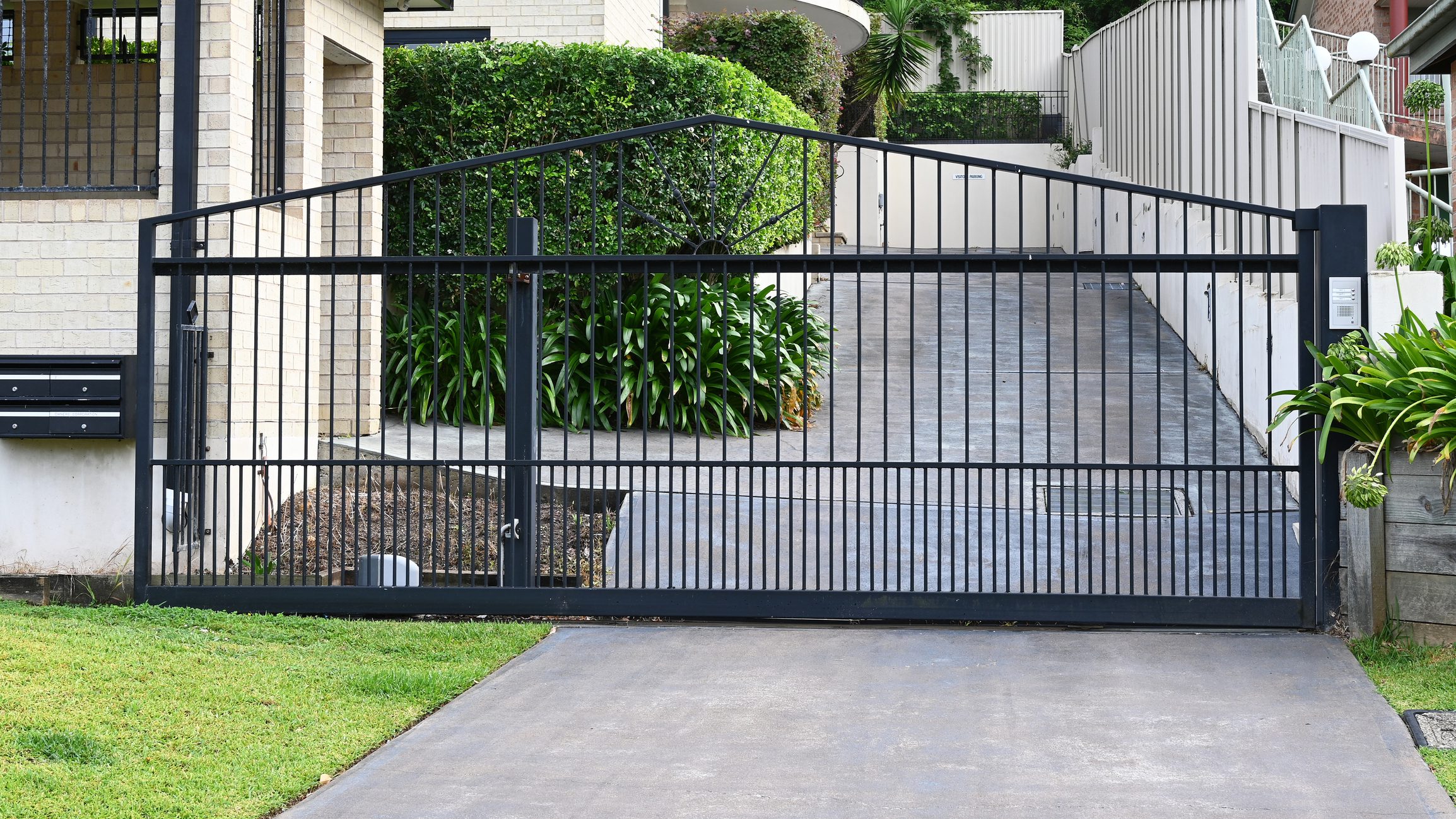 Automatic steel entrance gate across a derive way into an estate