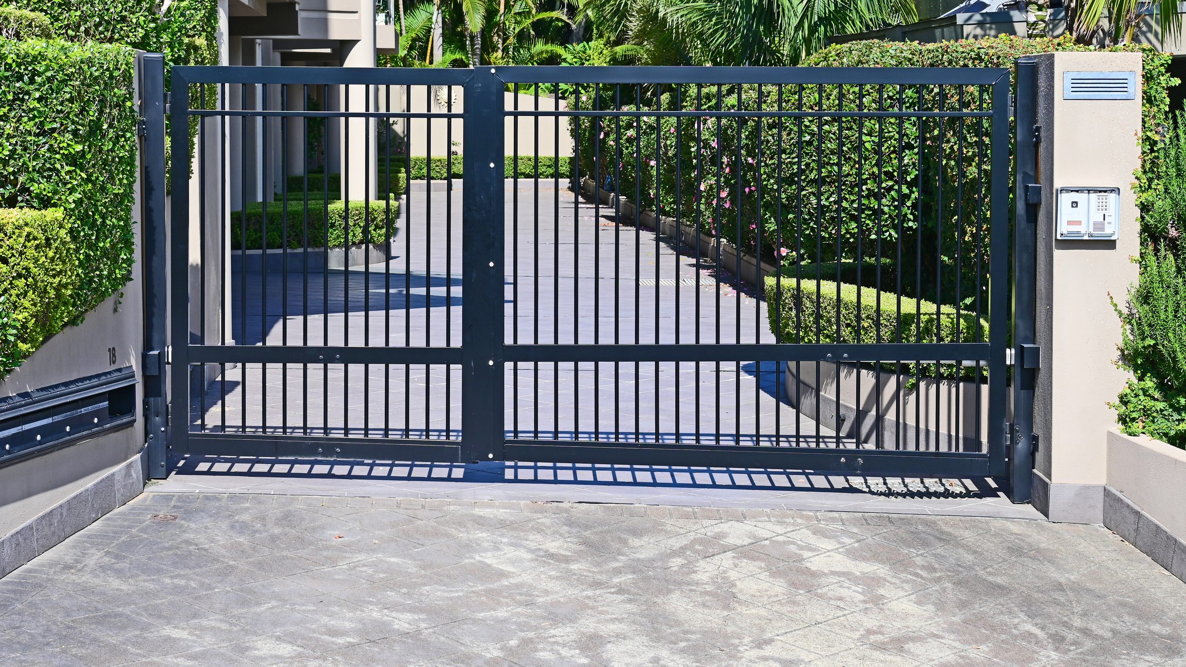 Automatic front entrance gate
